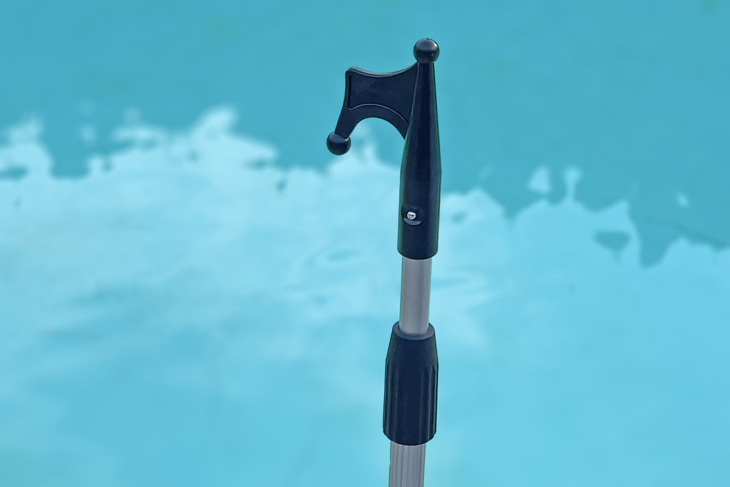 Der FenWi 2m Bootshaken mit 2 Meter Spezial-Teleskopstange inkl. Schwimmfüllung und Raster-Zusatzverriegelung. Der Teleskopstab ist bis 2m verlängerbar und platzsparend zu verstauen