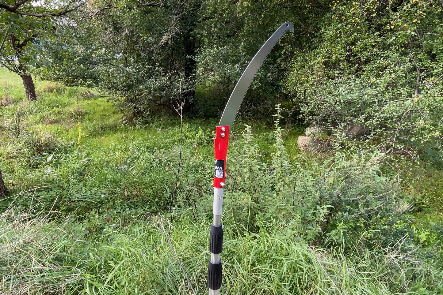 Diese 4m Stielsäge ist mit allen FenWi Aufsätzen und praktischen Teleskopwerkzeugen erweiterbar und ideal geeignet für Baumschnitt & Baumpflege mit Teleskopstange