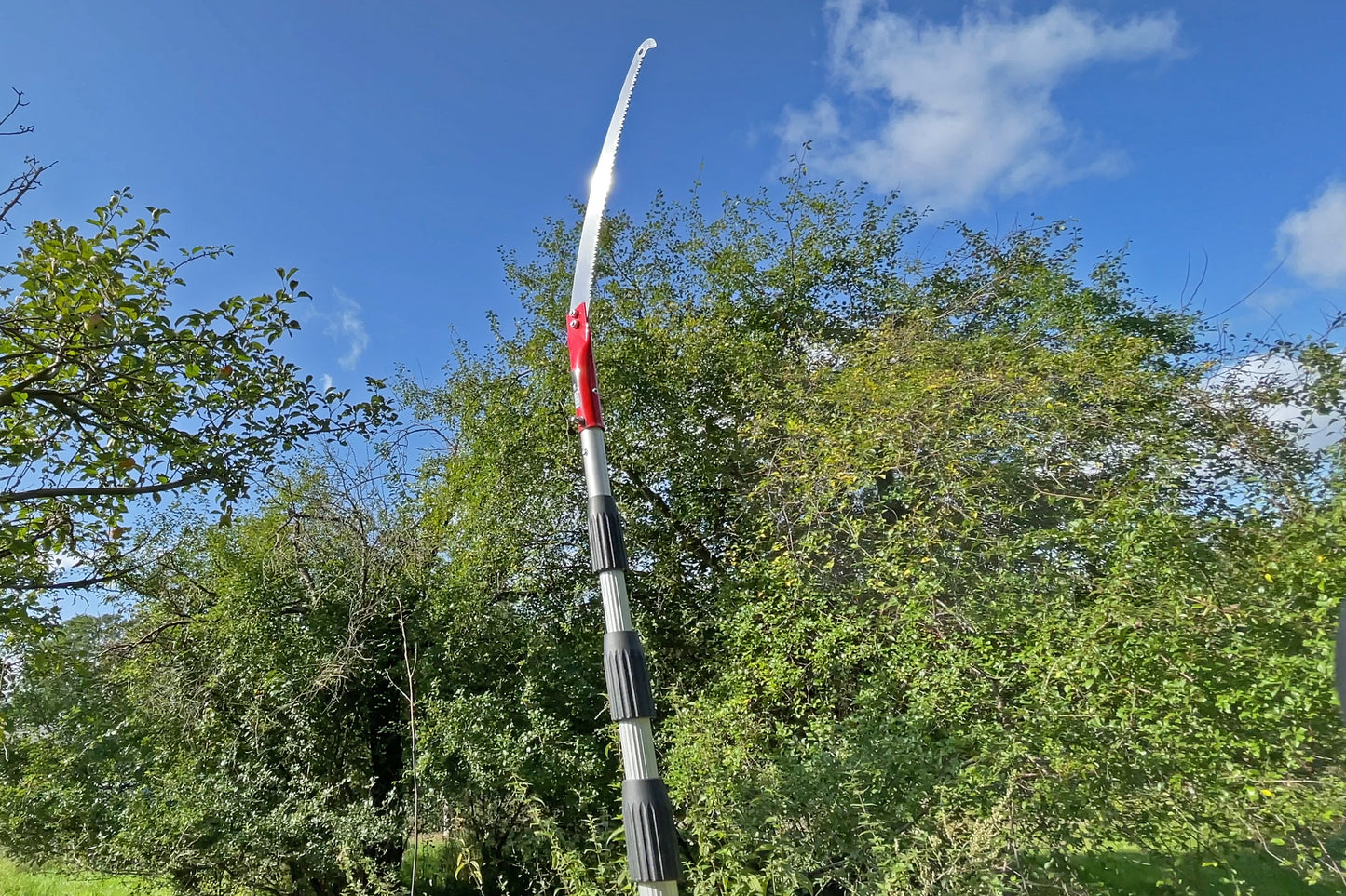 Der FenWi 8m Hochentaster für Garten, Jagd und Wald. Die Länge ist stufenlos verstellbar für Baumpflegearbeiten sicher vom Boden aus und Ausästen in bis zu 10m Höhe