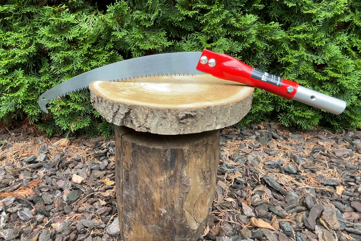 Das Säge Modul als Anbaugerät für alle FenWi Teleskopstangen eignet sich für Baumschnitt und Baumpflege von Gehölzen. Das Sägeblatt ist sicher verschraubt und wechselbar.