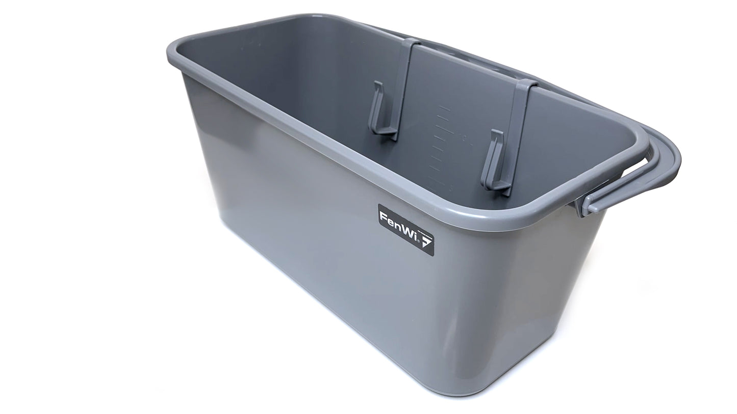 Der mittlere FenWi Eimer ist verwendbar zum Fensterputzen für alle 25cm und 35cm Wischer sowie als Werkzeugeimer oder Transporteimer. Er ist stabil, langlebig und sicher.