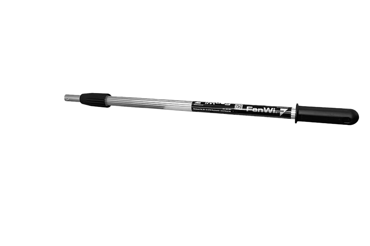 Der kurze Teleskopstiel ist stufenlos verstellbar für Distanzen bis zu 3m. Er passt zu allen FenWi Anbaugeräten, wie Besen, Harken, Fensterwischern und Adaptern