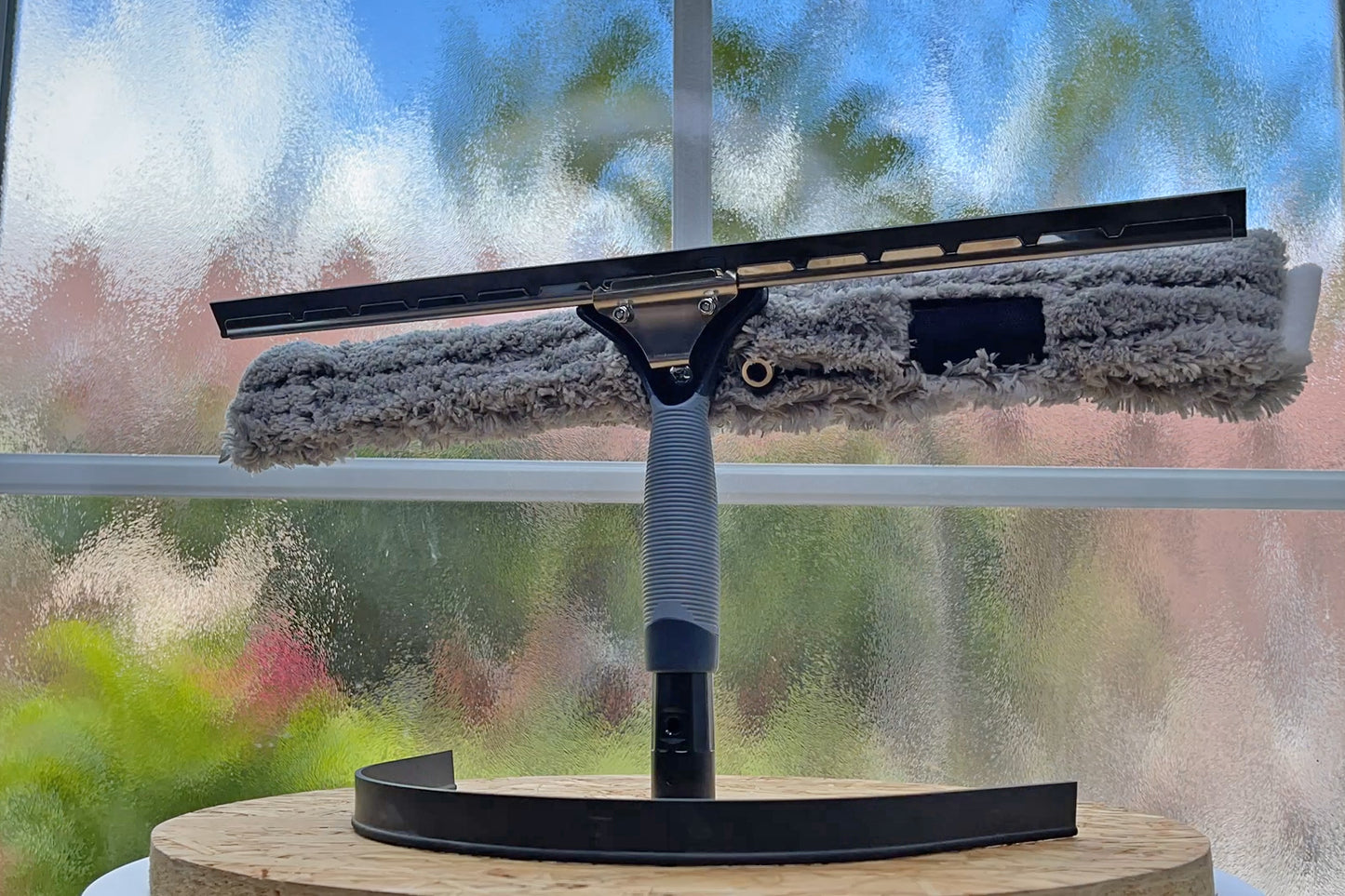 Der 45cm breite wasserführende Kombi Fensterwischer zur Erweiterung unserer Wasserteleskopstangen und Wasserteleskop-Sets mit Anschluss für den FenWi Wasserschlauch.
