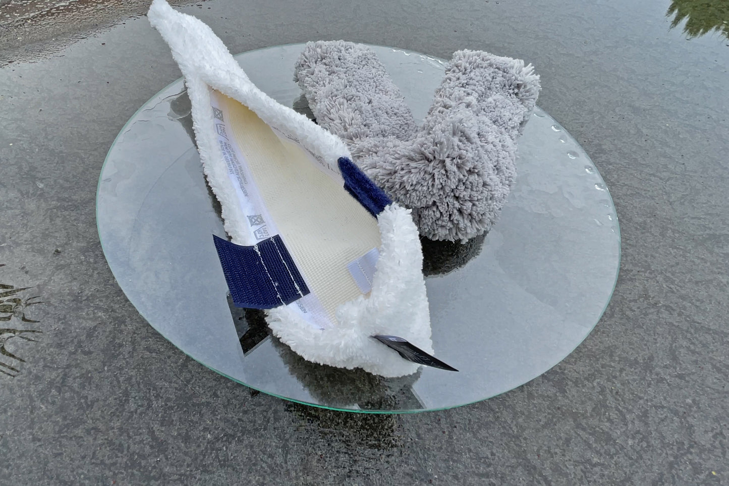 Diese hochwertigen Wischbezüge passen auf alle FenWi 35cm Einwascher und Kombifensterwischer. Das 2er Set besteht aus je einem Langflor und Kurzflor Wischbezug.