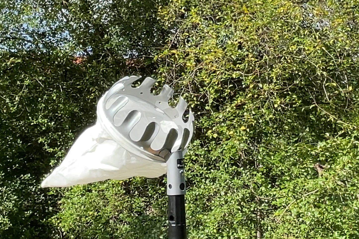 Der Erntekorb passt auf alle FenWi Teleskopstangen und ermöglicht die schonende Ernte von Birnen, Pflaumen, Pfirsichen und Äpfeln ohne herabfallendes Obst.