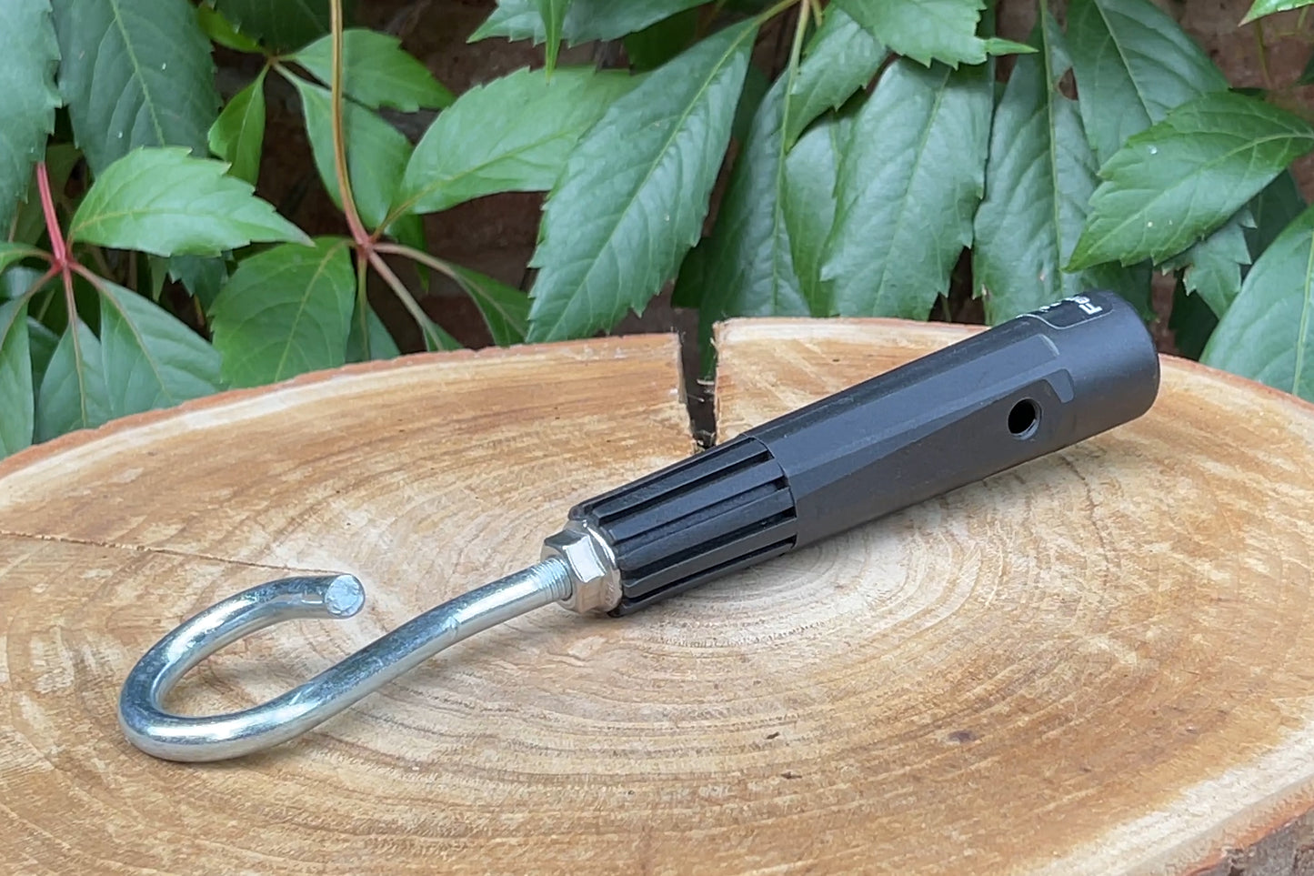 Dieser Spezial-Aufsatz passt auf alle FenWi Teleskopstangen und ist geeignet zum Eindrehen von Pflanzen, Palmwedel, Weinreben, Efeu oder Kletterpflanzen.