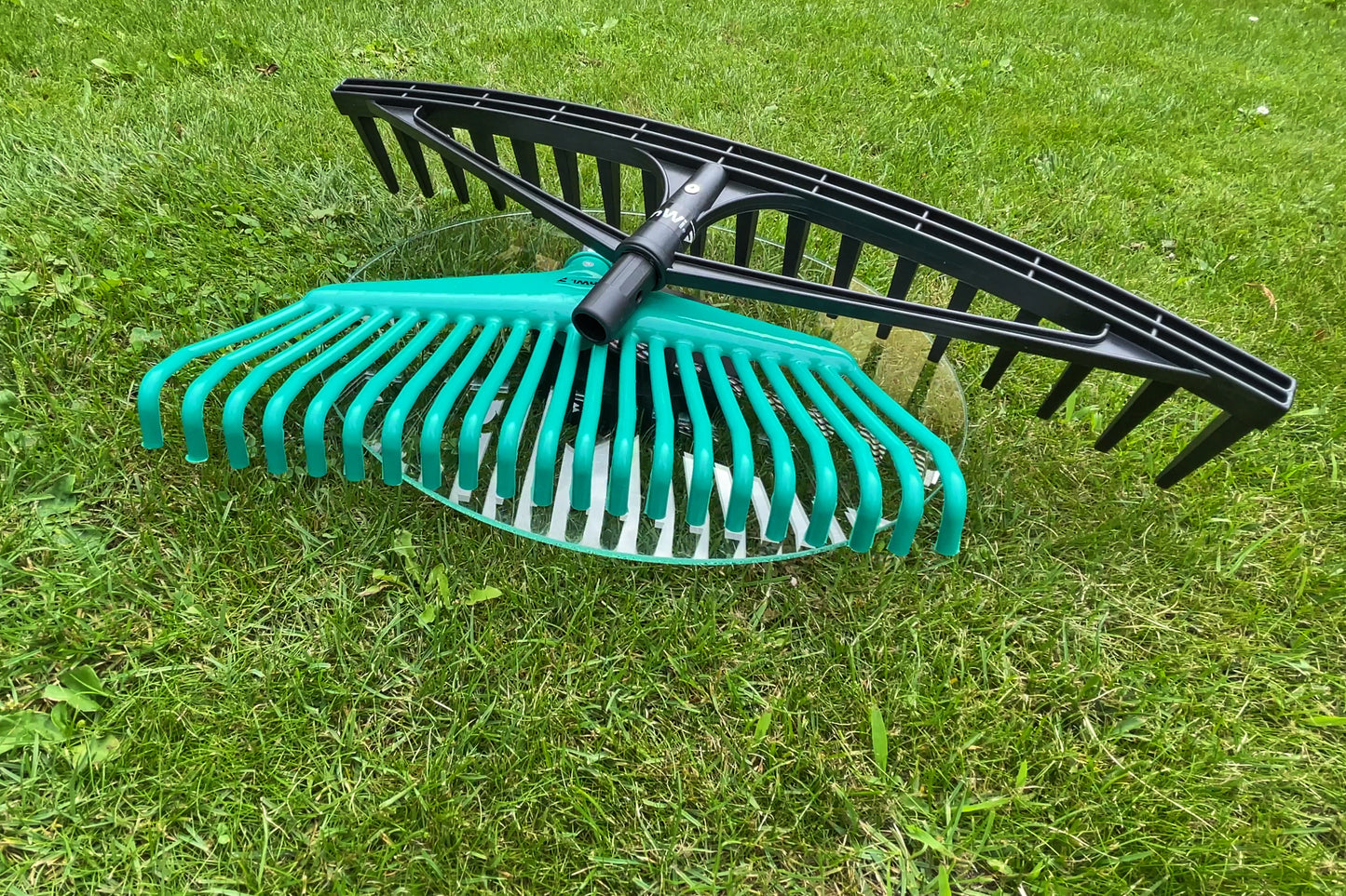 Anbauwerkzeuge Set mit Flachharke und Räumrechen als Dachräumer zur Dachreinigung Dachrinnenreinigung und Entfernung von Laub Moos und Ästen mit Teleskopstange