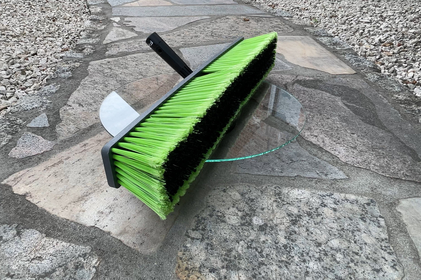 Der breite Besen Aufsatz mit harten Borsten zum Fegen und für Reinigungsarbeiten an Boden, Wand und Dach. Er passt auf alle FenWi-Teleskopstangen und wird als Teleskopbesen eingesetzt.