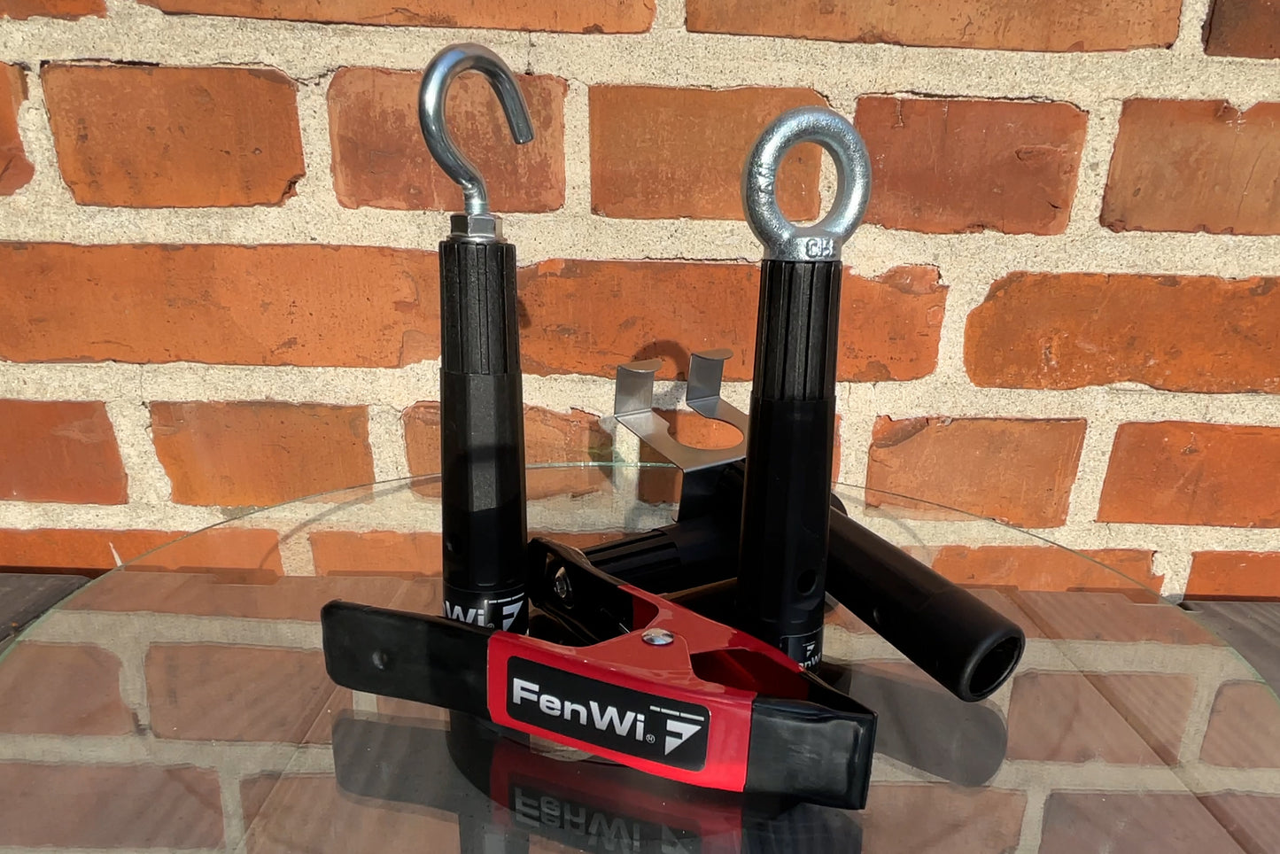 Dieses praktisches Zubehör Set löst multifunktionale Aufgaben in großen Höhen oder Tiefen. Alle 4 Multitool Werkzeuge passen auf alle FenWi Teleskopstäbe.