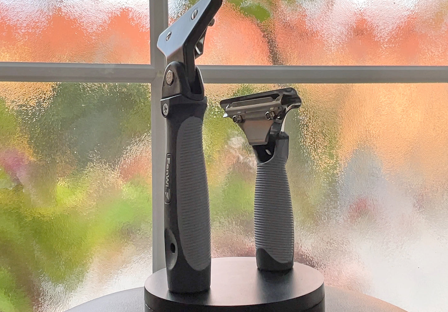 Mit diesem Erweiterungs-Set lassen sich FenWi Kombiwischer und Abzieher ganz einfach umrüsten. Ein Griff besitzt ein Gelenk und der zweite ist ein Abziehergriff