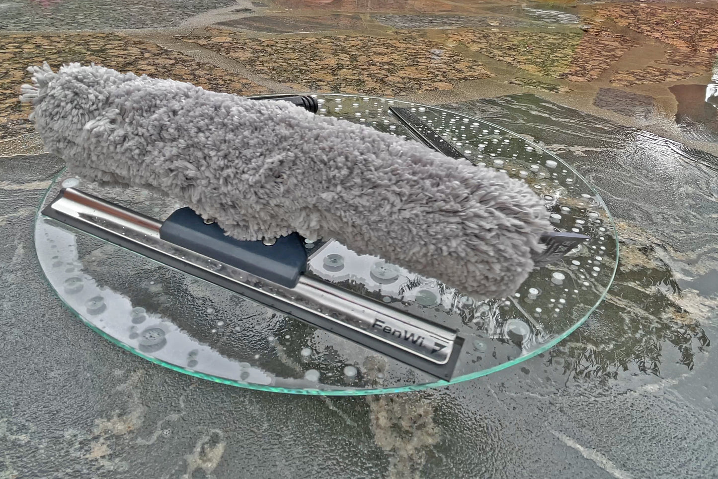 Der 2in1 Kombiwischer mit 25cm Gummilippe und Mikrofaserwischer zur professionellen Reinigung von Fenstern und Glasflächen mit Fensterabzieher und Wischer.