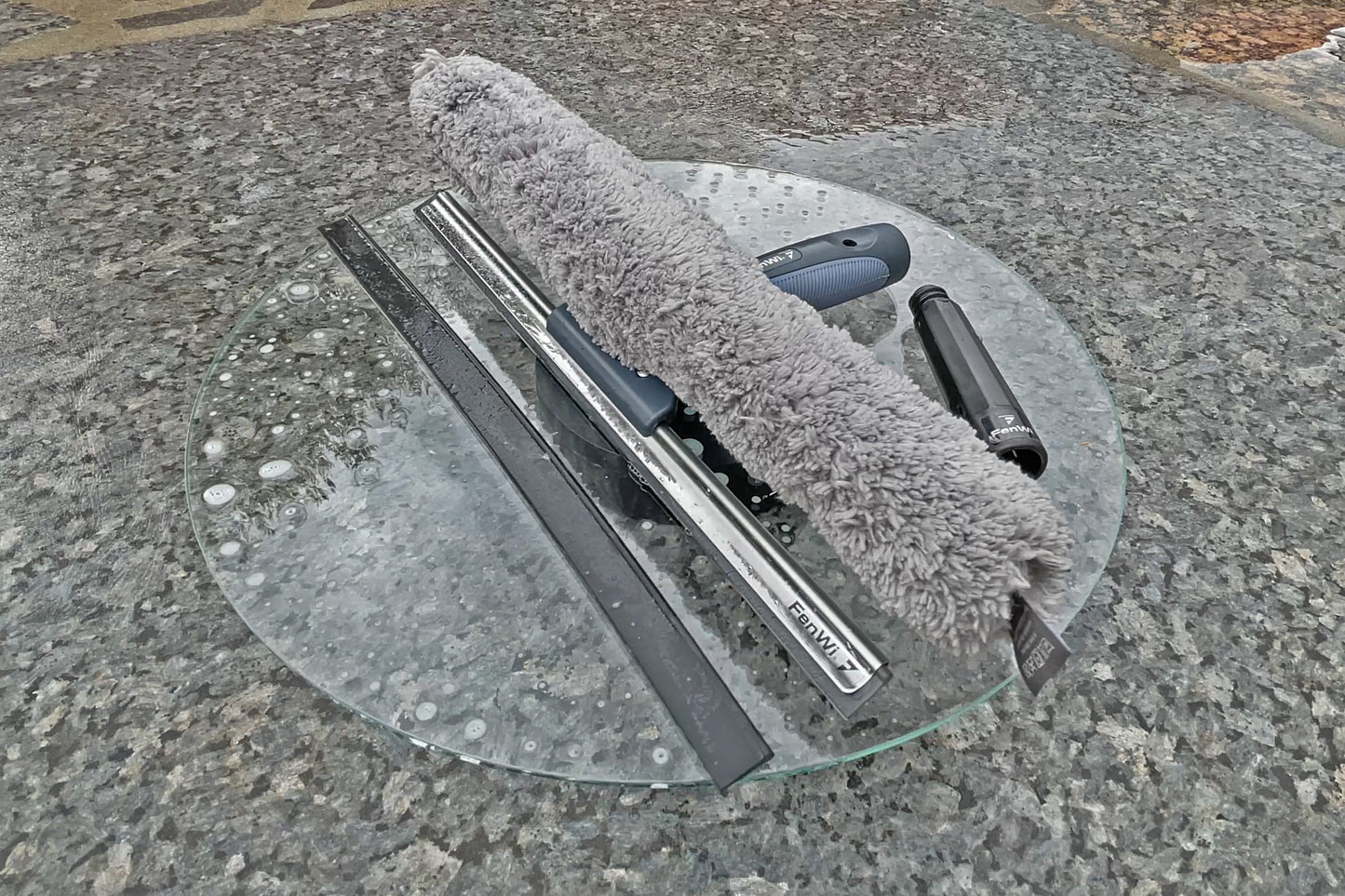 Der mittlere Kombiwischer 2in1 mit 35cm Fensterabzieher und Fenstereinwascher in einem Gerät. Auf der einen Seite einwaschen und auf der anderen abziehen.