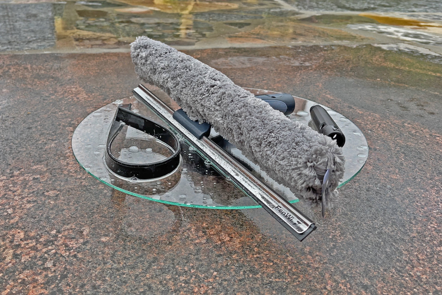 Der breite Kombiwischer 2in1 mit 45cm Fensterabzieher und Fenstereinwascher in einem Gerät. Einfach auf der einen Seite einwaschen und auf der anderen abziehen.