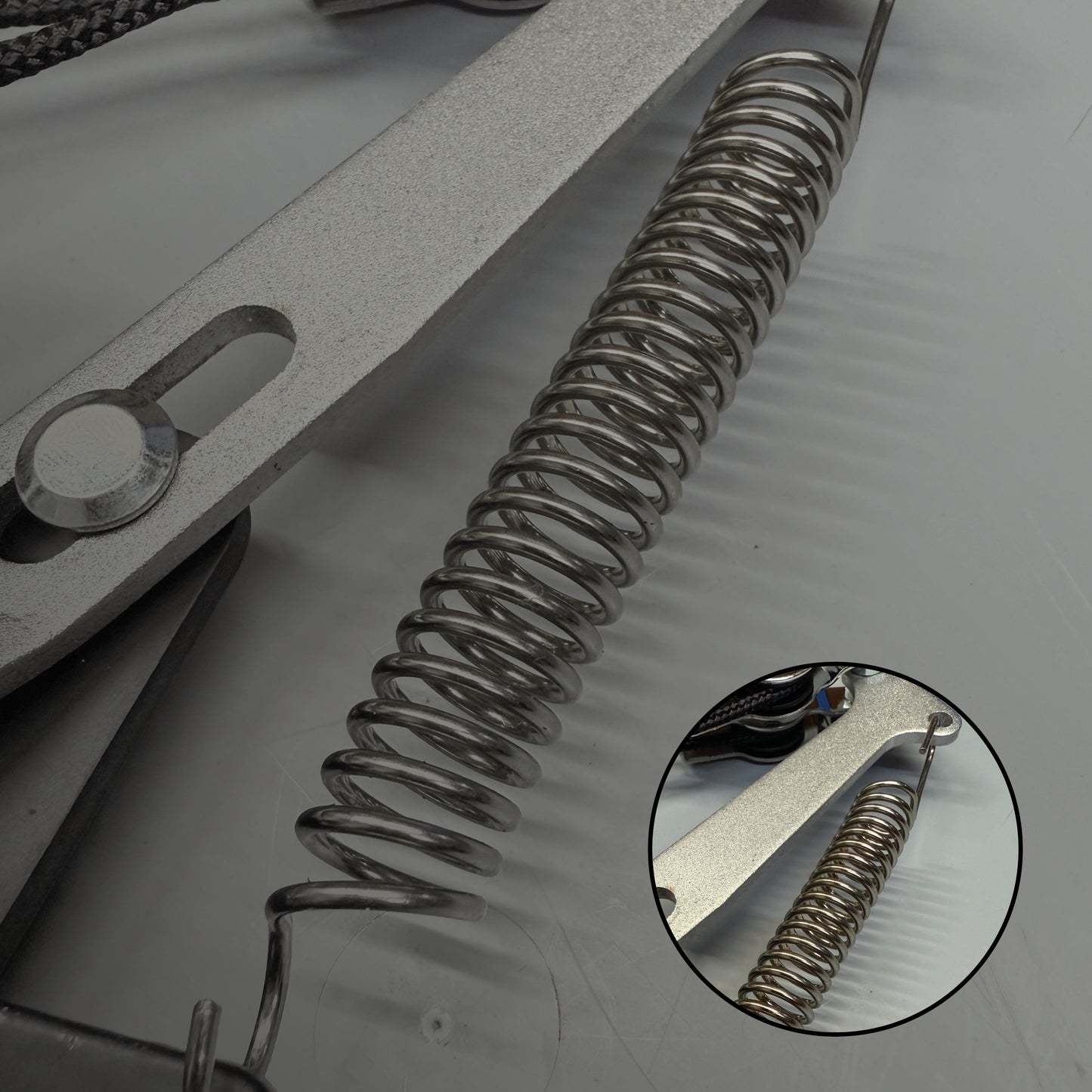 Detailfoto der Ersatz Zugfeder im gespannten Zustand für die FenWi Astschere FW-ZUBARS-3 FW-ZUB-ARS-4 ZUB-ARS-6 ZUB-ARS-8 ZUB-ARS-10