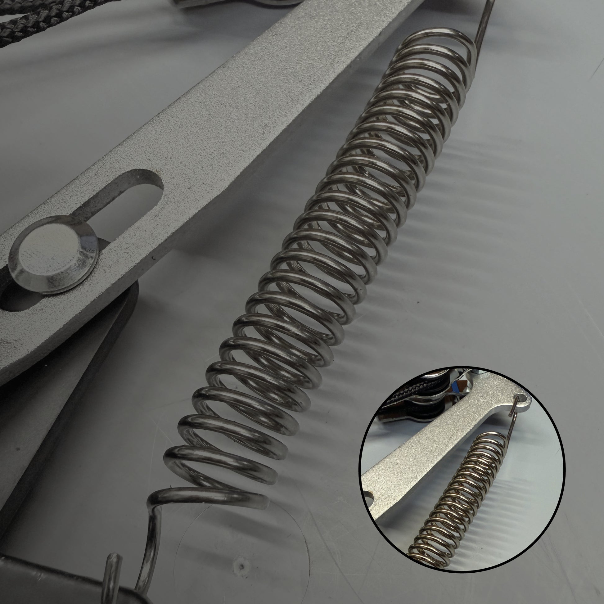 Detailfoto der Ersatz Zugfeder im gespannten Zustand für die FenWi Astschere FW-ZUBARS-3 FW-ZUB-ARS-4 ZUB-ARS-6 ZUB-ARS-8 ZUB-ARS-10